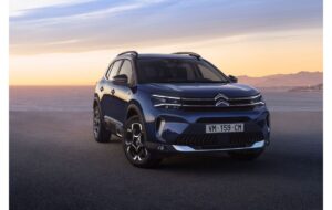 Nové SUV Citroën C5 aircross černé barvy v pozadí s krajinou a západem slunce