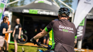 Podzimní závody Prima Cup a Kolo pro život ŠKODA AUTO cyklistické závody s jezdcem pohled zezadu a rozmazanými lidmi v pozadí