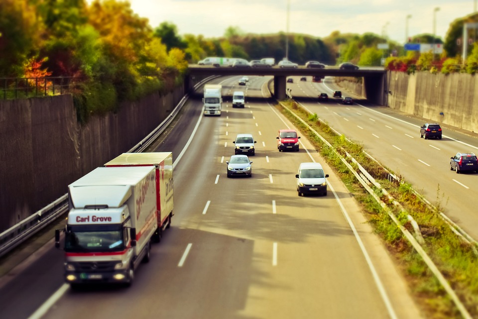 Provoz na dálnici pohled shora s osobními automobily a kamionem