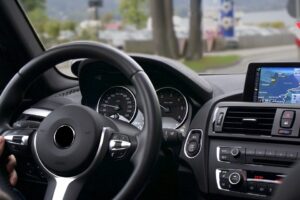 Interiér vozidla s volantem, vybavením a systémem GPS