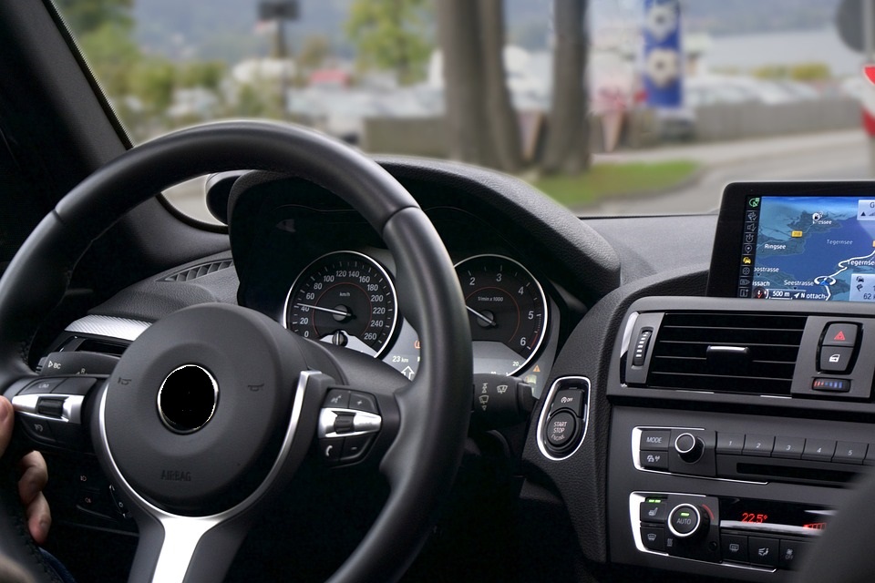 Interiér vozidla s volantem, vybavením a systémem GPS